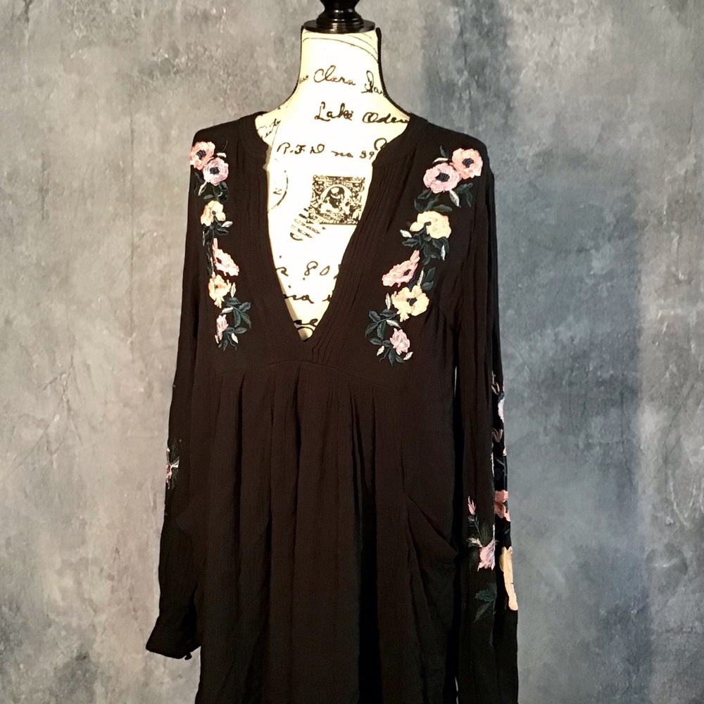 Beautiful embroidered Mia crinkle tunic. No rips, stains or tears. Never worn.